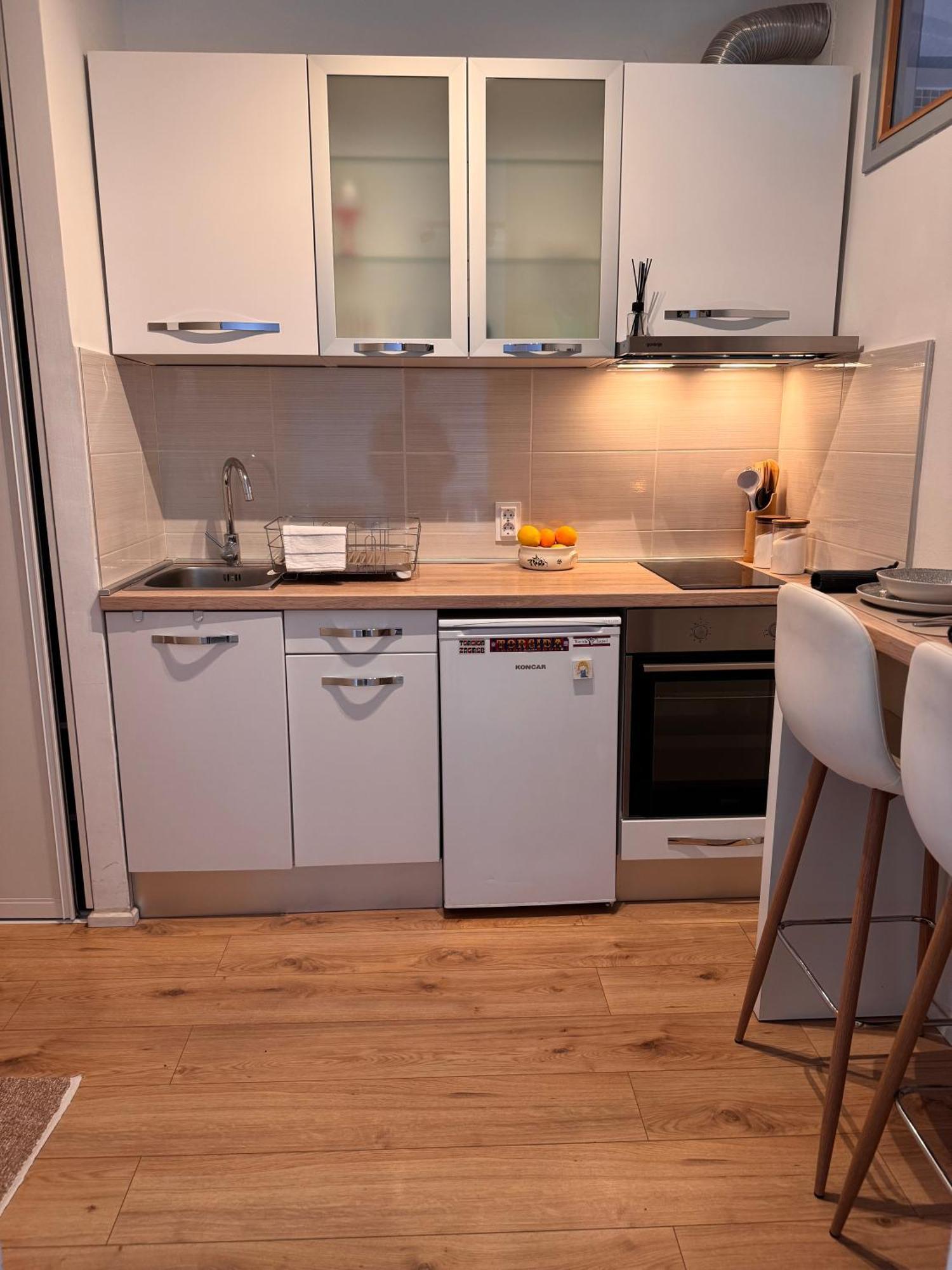 Cozy With Sunny Terrace Apartman